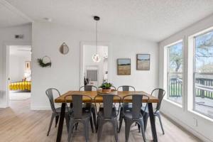 Starlight Horizon Cabin C - Pet-Friendly Texas Hill Country Cabin Near Canyon Lake - Pool, Stargazing & Group Getaways Sleeps 8