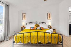 Starlight Horizon Cabin C - Pet-Friendly Texas Hill Country Cabin Near Canyon Lake - Pool, Stargazing & Group Getaways Sleeps 8 - 4hvězdičkové hotely ve městě Canyon Lake