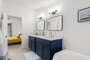 Starlight Horizon Cabin C - Pet-Friendly Texas Hill Country Cabin Near Canyon Lake - Pool, Stargazing & Group Getaways Sleeps 8