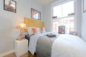 2 BED TERRACED FLAT PICCADILLY LINE