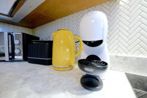 2 BED TERRACED FLAT PICCADILLY LINE