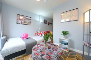 2 BED TERRACED FLAT PICCADILLY LINE