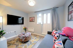 2 BED TERRACED FLAT PICCADILLY LINE