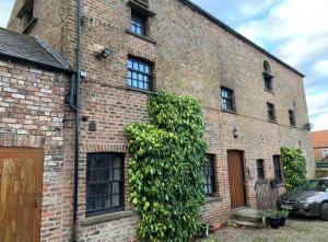 The Carriage House, Bilbrough York Sleeps 24
