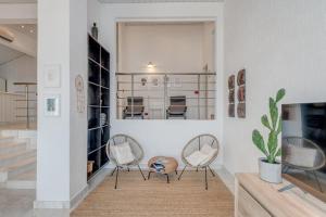 Luxury apt w shared pool 3 balconies and terrace