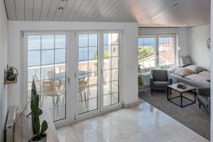 Luxury apt w pool 3 balconies terrace & sea view