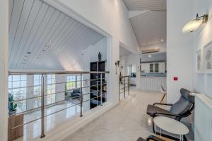 Luxury apt w shared pool 3 balconies and terrace