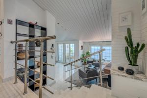 Luxury apt w shared pool 3 balconies and terrace