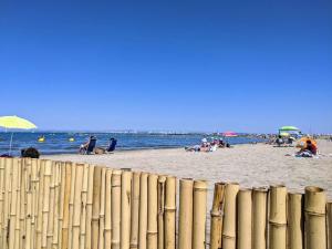 Appartement 2P avec cabine, grande terrasse, parking, 400m plage - FR-1-307-129