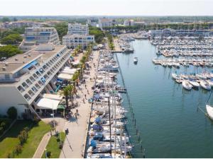 Appartement 2P avec cabine, grande terrasse, parking, 400m plage - FR-1-307-129