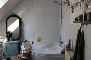 Ruhiges, helles Altbauzimmer im Stadtzentrum Privatunterkunft