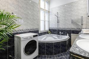 Spacious Vintage Apartment for 12PPL