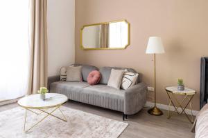 Spacious Vintage Apartment for 12PPL