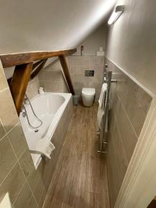 Single Room with Bath room in South Park Guest House