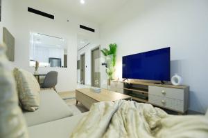 Modern 1br Jvc Balcony & Free Parking Pool