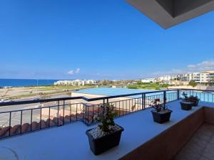 Kings Palace - spacious 2-bed with sea views and large patio