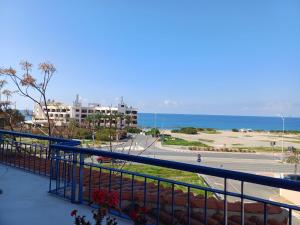 Kings Palace - spacious 2-bed with sea views and large patio