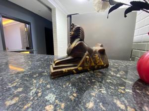 Cozy king bed in 6 of October city