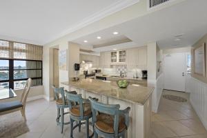 Beachfront condo with poolgymgrillspickleball