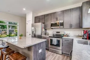 Beach Flow Bungalow-Mins to Downtown-Dining-Base - Sanders Beach