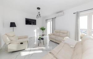Amazing Apartment In Petrcane With Wifi