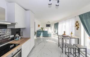 Gorgeous Apartment In Petrcane With Kitchen