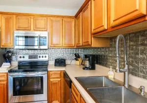 House #16 - Weiss Decision - (No pets) Lake View - Centre