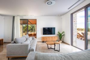 Oinolithos Luxury Villas