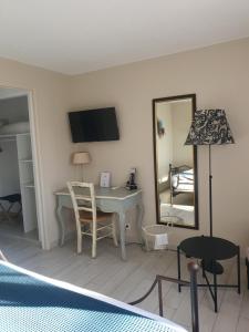 Hotels Le Mas des Quintrands Manosque - Motel de charme : photos des chambres