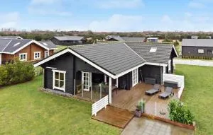 Lovely Home In Væggerløse With Kitchen - Marrebæk