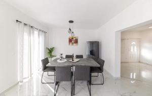 Amazing Apartment In Petrcane With Wifi