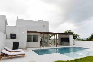 Espectacular casa en oferta con piscina privada y vista al mar