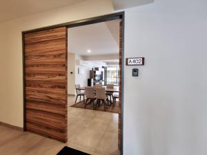 Icono 402 by Booking-Guys