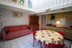 Villa 6 couchages 3 chambres terrasse ombragée parking dans résidence sécurisée piscine commune 400m de la mer LRJP93