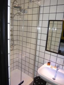 Hotels Logis - Hotel Restaurant La Mire : Chambre Double avec Toilettes Externes Privatives 