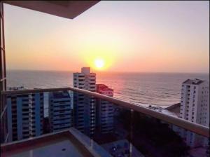 Hermoso apartamento con vista al mar AC Hot watter Gym Jacuzzy, pool 1608