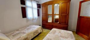 Ten Minutes From Airport - 1