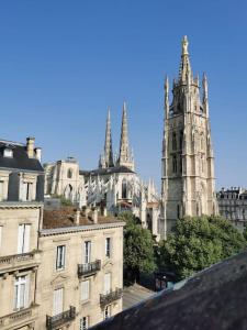 Lumineux appartement sous les toits à Pey Berland