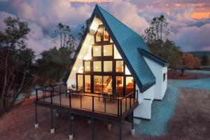 High End A-Frame - Hot Tub - Awesome Views - Yosemite - Electric Vehicle Friendly - Sleeps 10 - 4hvězdičkové hotely ve městě Oakhurst