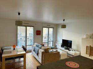 Appartement 2 pièces 57m2 Terrasse sur cour Proche Paris Porte Maillot