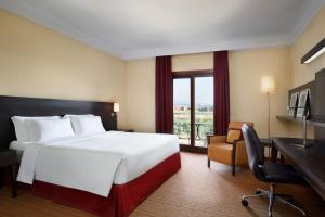 Guest room, 1 King, St. PeterÂ´s Dome view, High floor room in Courtyard by Marriott Rome Central Park