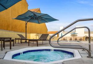 Stylish in Sunny Santa Monica walk to Beach & Pier