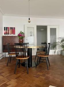 Spacious mid-century design apartment close to the beach & city centre