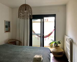 Spacious mid-century design apartment close to the beach & city centre