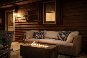 Shenandoah dog friendly cabin in the trees - River access, BBQ, propane fire pit, outdoor dining & lounging, wood fireplace, screened in front porch and gated back deck!