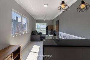 Apto c varanda 600m da orla Centro BC EJF0702