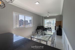 Apto c varanda 600m da orla Centro BC EJF0702