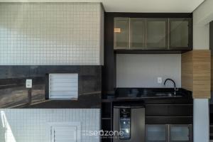 Apto c varanda 600m da orla Centro BC EJF0702