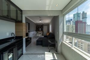 Apto c varanda 600m da orla Centro BC EJF0702