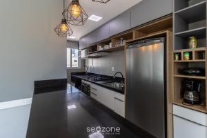 Apto c varanda 600m da orla Centro BC EJF0702